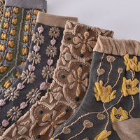 Vente en gros de chaussettes en coton personnalisées Chaussettes rétro en relief tridimensionnel Chaussettes pour femmes Mid Tube Tendance Automne Hiver Style Sweet Stock