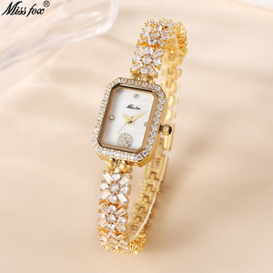 Montre en céramique luxueuse et élégante avec résistance à l'eau et incrustation de diamants. Modèle féminin. - Product Image 1