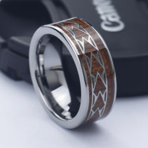 Poya หัวหอกดีไซน์ใหม่แหวนทังสเตนคาร์ไบด์ฝังไม้ Koa - Product Image 3