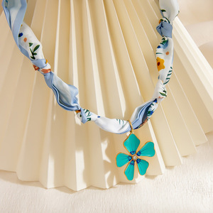 Collar con colgante de flor de aleación de zinc, diseño floral de esmalte azul para mujer, regalo, joyería XL31809 - Product Image 2