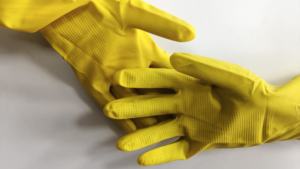 Gants en <span class=keywords><strong>latex</strong></span> naturel jaunes de 30 cm de long, poignets retroussés, doublure en flocage, épaisseur de 15 mil, sans silicone, antidérapants, pour le service alimentaire et le nettoyage - Product Image 3
