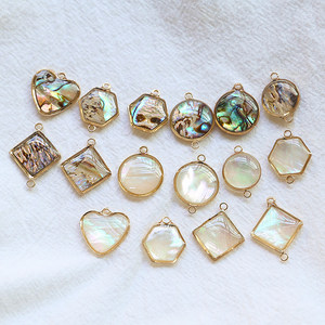 Ciondoli Connettori Naturali, Charm Rotondo Piatto in Madreperla e Conchiglia di Abalone - Product Image 1