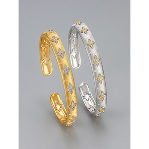 Bracciale in oro spazzolato fatto a mano in Italia, misura regolare, design a stella, gioiello da donna - Product Image 1