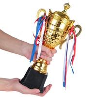 Nouvel Arrivage Trophée Métallique Universel pour Événements Sportifs, Trophée de Championnat Doré, Coupe à Double Anse Style Couronne pour Basketball et Football avec Couvercle