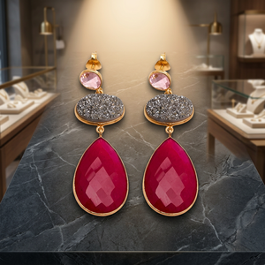 Nouveauté : Boucles d'oreilles pendantes tendance en quartz fuchsia, argent sterling et plaqué or 14 carats - Product Image 4