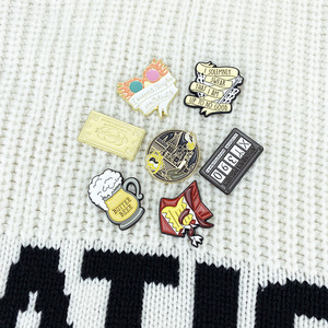 Broches de Metal Esmaltado Modernos y Ecológicos con Logotipo Personalizado, Estilo Feng Shui, para Ropa, Sombreros y Accesorios de Moda - Venta al Por Mayor - Product Image 6