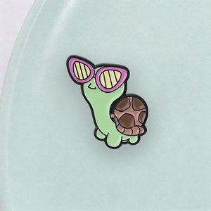 Broche en émail tortue de dessin animé stylée, avec lunettes de soleil roses surdimensionnées et coquille brillante, motif reptile mignon, pour la décoration de sac à dos - Product Image 3