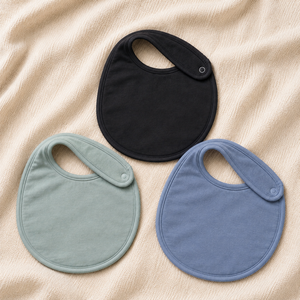 Baberos de muselina de algodón orgánico suave de color liso OEM al por mayor con botón a presión, precio de fábrica desde Vietnam - Product Image 1