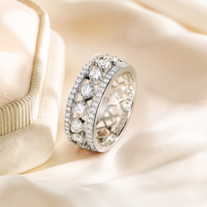 Anello con Zirconi Incastonati per Donne, Gioiello da Dito di Lusso dal Design Minimalista - Product Image 3