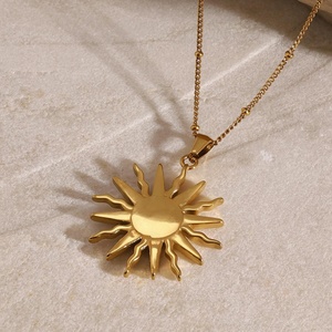 Collar de Moda Personalizado con Cadena de Eslabones Unisex Chapada en Oro de 18k y Colgante de Girasol Cepillado en Acero Inoxidable, Estilo Vintage - Product Image 3