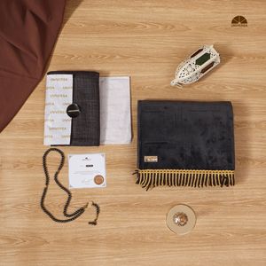 Ensemble cadeau de prière modeste pour homme gris foncé pour l'Aïd, avec tapis de prière en velboa doux, sarong en lin de qualité supérieure et tasbih en acier à 99 perles, dans une boîte - Product Image 5