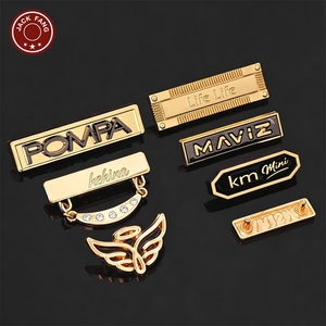 Étiquettes personnalisées en métal 3D avec logo en relief JACK FANG pour vêtements, forme drapeau - Product Image 4