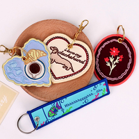 Op maat gemaakte geborduurde sleutelhanger, gepersonaliseerde tasbedel en sleutelring voor sleutels, rugzak, handtas, leuk cadeau voor haar, bruiloftsfavoren