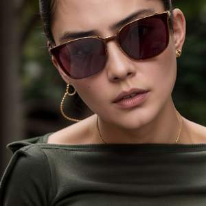 Gafas de Sol para Mujer Chevrolet, Negras, Montura Metálica TR, Lentes TAC UV400 Clase 2, Protección Solar, Moda para Exteriores - Product Image 4