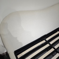 Cadre de lit king-size en bois rembourré avec tête de lit ondulée et incurvée, tissu en polaire Teddy blanc crème, lit plateforme doux et confortable