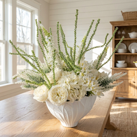 Künstlicher Strauß aus reinweißen Ranunkeln und Hortensien, gemischtes grünes Blumenarrangement mit weißer Vase mit Muschelprägung