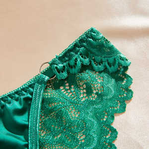 Mutandine in Pizzo Senza Cuciture Stile Europeo e Americano, Slip Femminili Rossi a Vita Bassa in Seta per Ragazze - Product Image 3