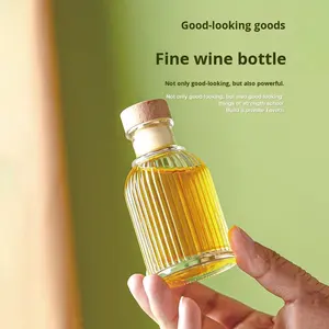 زجاجات مشروبات زجاجية صغيرة بخطوط عمودية وتصميم روماني لتعبئة النبيذ والعصائر، سعات 50 مل و100 مل و150 مل و200 مل و250 مل و500 مل، مع أغطية من الفلين - Product Image 4