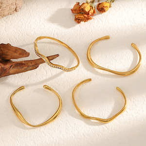 กำไลข้อมือเหล็กสแตนเลสชุบทอง18K ลายลอนดีไซน์เปิดแบบไม่ซีดจางปรับได้ - Product Image 2