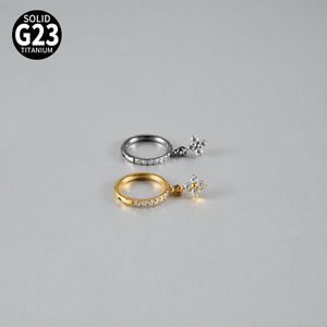 Anillo Segmentado de Titanio G23 con Flor y Circonita Cúbica |   Joyas Florales para Perforaciones de Nariz y Oreja para Estudios de Estética y Suministro al por Mayor - Product Image 2