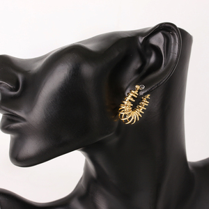 Hochwertiges ungewöhnliches Design Chunky Spiral Geometric Earring Vergoldeter hypo allergener Creole ohrring aus rostfreiem Stahl - Product Image 6