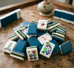 Set di Mahjong e <span class=keywords><strong>Scacchi</strong></span> Portatile di Lusso a 4 Livelli in Stile Americano per Bambini, 160 Tessere Blu Navy, Design Pieghevole in Plastica - Product Image 6