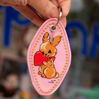 Fabrikant van karabijnhaak-borduurwerk sleutelhangers met hond, panda, fruit en poppenmotieven, 3D-vormen, zinklegering, milieuvriendelijk, op maat gemaakte kleuren