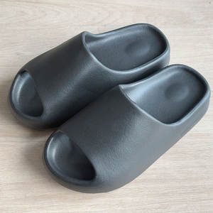 Özel Logolu Yumuşak EVA Köpük Kalın Tabanlı Hafif Kaymaz Nefes Alabilen Açık Burunlu Kemer Destekli Su Geçirmez Terlik Erkekler İçin - Product Image 2