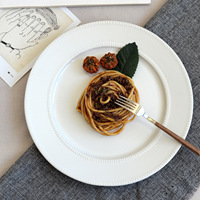 Assiette plate ronde élégante en porcelaine blanche, compatible micro-ondes