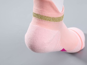 पुरुषों के एथलेटिक कुशन कपास मोजे एंटी-फफोले चिकने वाले टखने के मोजे - Product Image 4