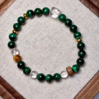 Bracelet en malachite naturelle de 6 mm avec perles de quartz clair en forme de cube et perles d'œil de tigre jaune, accents en bois d'agar, bijoux spirituels, 17 cm