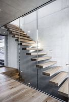 Escalier droit Prima avec marches en bois et composants en fer, design moderne et durable pour une utilisation en intérieur dans les entrepôts et les hôtels