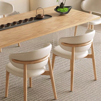 Chaise de salle à manger simple en bois massif avec revêtement en cuir, idéale pour les salles à manger domestiques, les hôtels, les villas et les salles de réunion.