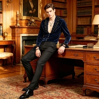Ensemble chemise homme col en V profond, style gothique sombre, avec haut en velours patchwork et dentelle, mode dévastatrice