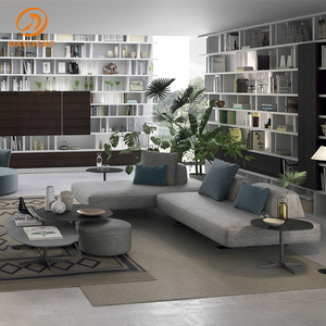 Divano Componibile Stile Isola, Divano Basso in Tessuto Grigio Chiaro con Pouf Staccabile, Arredamento <span class=keywords><strong>Contemporaneo</strong></span> per Soggiorno - Product Image 1