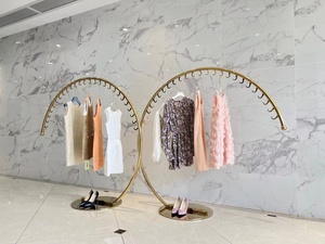 儿童服装店圆形展示架C形服装架，带衣帽钩独立式金属展示架 - Product Image 6