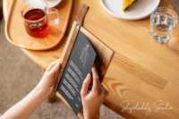 Menu en bois contreplaqué personnalisé de haute qualité avec bordure métallique solide pour restaurant et bar, et ce clip simple en bois pour menu de boissons.