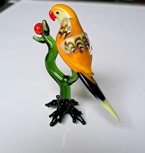 Figurine d'oiseau en verre soufflé à la main, perroquet orange et jaune sur branche verte avec baie rouge, artisanat décoratif à thème animal fait main - Product Image 3