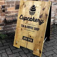 Panneau publicitaire extérieur en bois massif, design créatif en A et en chevrons, pour la publicité des cafés, panneau de bienvenue à l'entrée