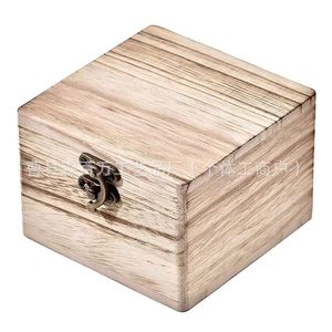 Boîte à bijoux carrée en bois de pin avec couvercle rabattable et fermoir métallique pour la décoration de bureau et l'emballage cadeau - Product Image 3