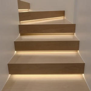 درج داخلي حلزوني حديث مخصص صديق للبيئة مع حافة مرتفعة وغطاء خشبي ودرابزين زجاجي للفنادق والشقق ذات الطابقين - Product Image 3