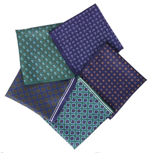 Fazzoletto Quadrato Formale 30X30CM Personalizzabile con Stampa Digitale, Elegante Fazzoletto da Taschino in Poliestere Effetto Seta per Uomo - Product Image 1