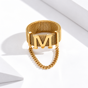 Anillo con letra M de acero inoxidable chapado en oro de 14K al vacío, banda de malla ancha con letra M en relieve y cadena colgante adjunta. - Product Image 1