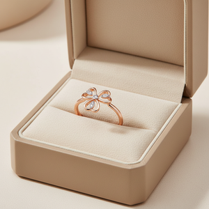 แหวนดอกโคลเวอร์แฮนด์เมดคุณภาพสูง ดีไซน์เรียบหรู ประดับเพชรแท้ธรรมชาติ ทองคำแท้ 18K สีโรสโกลด์ ขายส่ง - Product Image 1