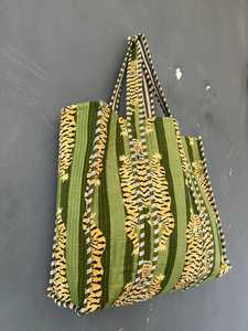 Bolso tote ligero de algodón acolchado con estampado artesanal, para uso diario, bolso de hombro para mujer - Product Image 4