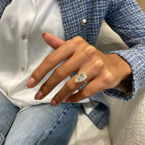 Anello Solitario con Diamante Sintetico Taglio a Pera da 5 Carati, Certificato IGI, D/VVS1, Montatura a Griffe in Oro Massiccio 14k, Anelli di Fidanzamento con Diamanti - Product Image 3