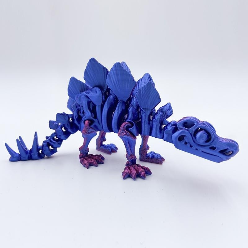 Estegosaurio rojo y azul de 18 cm de largo.