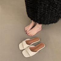 Sandales plates à bout carré et ouvert pour femme, en similicuir brillant, avec large bride unique, à enfiler, semelle en caoutchouc, pour l'été, décontractées et quotidiennes