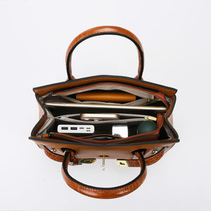 مصمم نسائي من علامة تجارية مشهورة فاخرة ، عرض رائع نمط تمساح كبير مع بطانة بوليستر محمولة بإغلاق بسحاب - Product Image 6