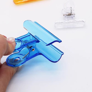 Fournitures scolaires : Lot de 12 pinces à clip en plastique transparent de 2 pouces pour emballages alimentaires et photos, vente en gros en vrac - Product Image 5